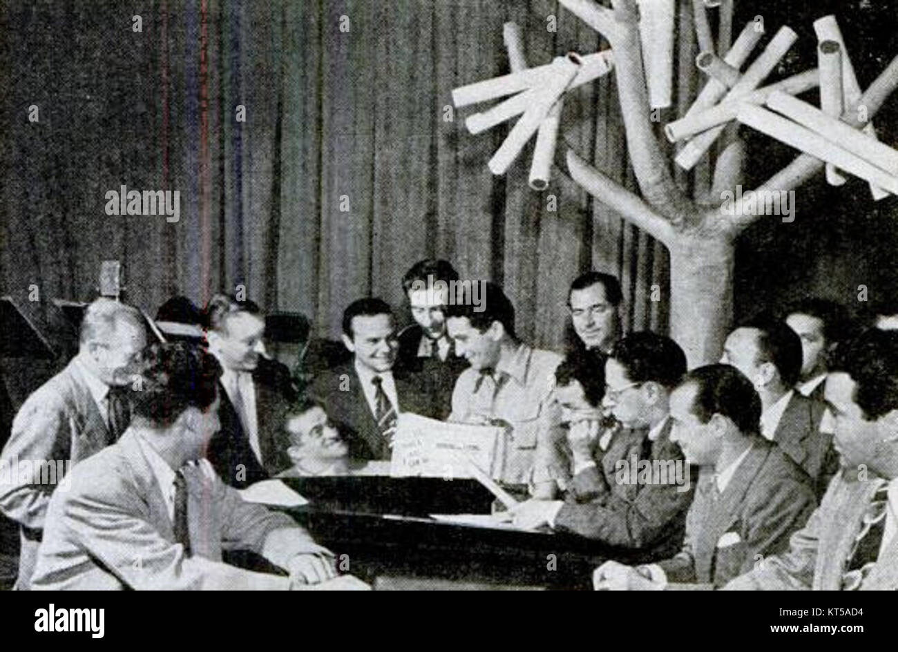 Perry Como, chanteur américain et personnalité de la télévision, joue fréquemment au Chesterfield Supper Club. Le spectacle, parrainé par Chesterfield cigarettes, a été une importante plateforme pour les artistes dans les années 1940 et 1950 Banque D'Images