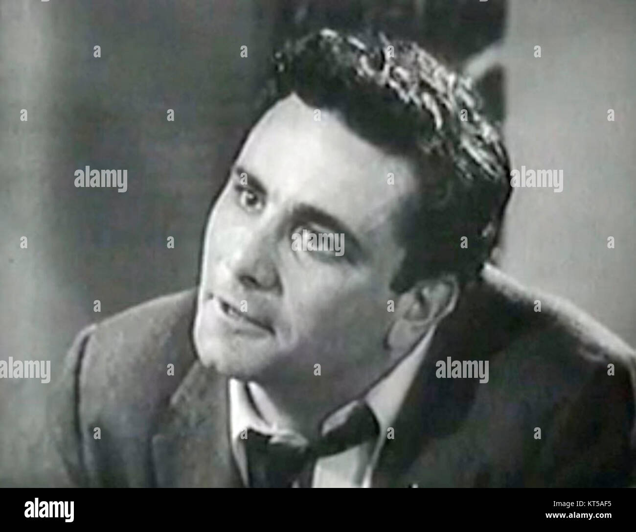 Peter Falk incarne un personnage de la série télévisée policière des années 1950 'Decoy' dans l'épisode intitulé 'The Comeback', mettant en valeur ses talents d'acteur à la télévision. Banque D'Images