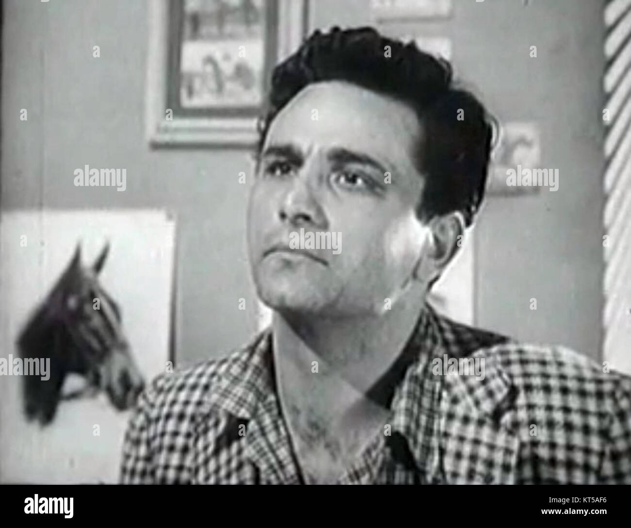 Peter Falk est invité dans l'épisode "The Comeback" de *Decoy*, dépeignant un personnage complexe dans une série dramatique criminelle. La performance de Falk souligne sa polyvalence en tant qu'acteur dans les premières émissions de crime télévisées. Banque D'Images