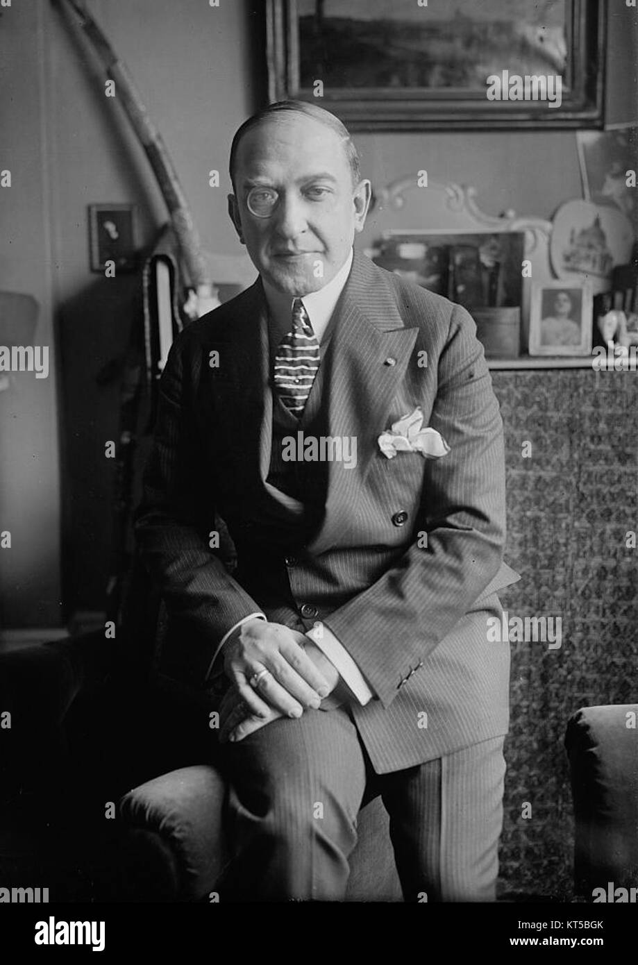 Un portrait d'Andres de Segurola, un individu capturé dans cette photographie professionnelle, montrant ses traits personnels et son style. Banque D'Images