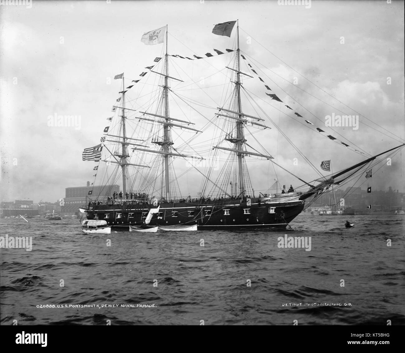 Portsmouth, représentée en 1843, est une ville historique du New Hampshire connue pour son architecture coloniale et son patrimoine maritime. L'image capture l'essence de la ville pendant cette période. Banque D'Images