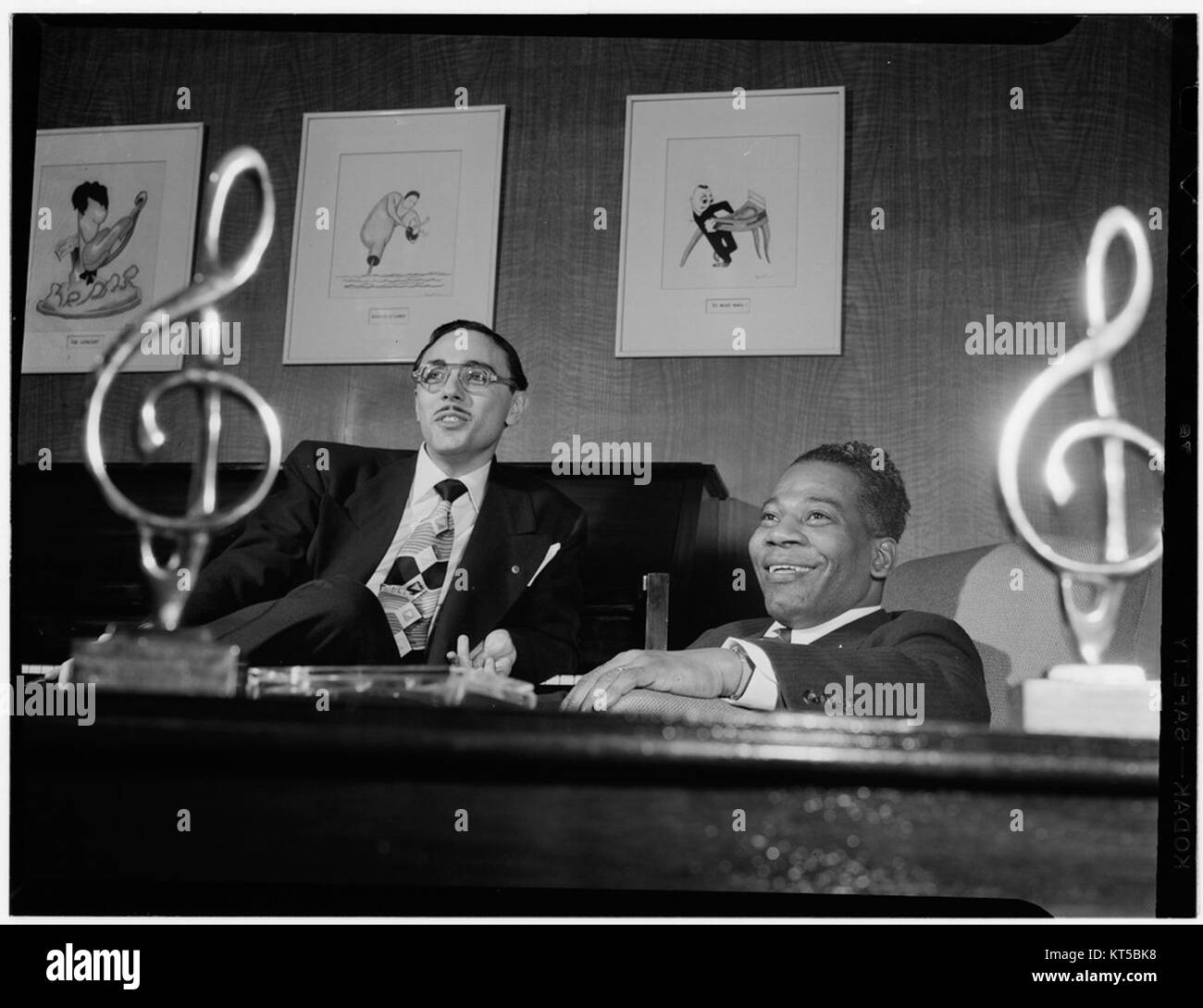 Ce portrait représente Bernie Benjamin et George Weiss, probablement associés d'affaires, dans leur bureau de New York, vers avril 1947. La photographie reflète la culture d'entreprise américaine du milieu du XXe siècle. Banque D'Images