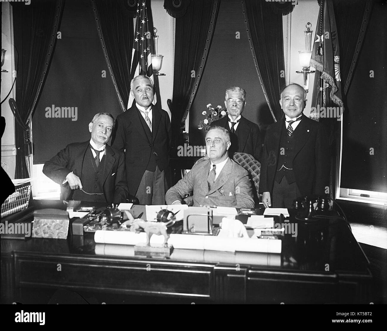 Cette image montre la rencontre du président Franklin D. Roosevelt avec une délégation japonaise, reflétant les relations diplomatiques au cours d'une période historique. Banque D'Images