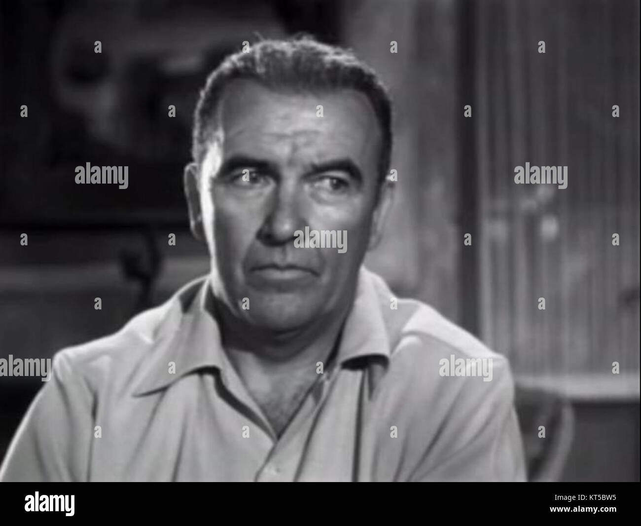 Preston Foster est apparu dans le film de 1952 *Kansas City Confidential*, un thriller policier noir. Il a joué un rôle important dans ce film, contribuant à son atmosphère tendue et son intrigue complexe. Banque D'Images