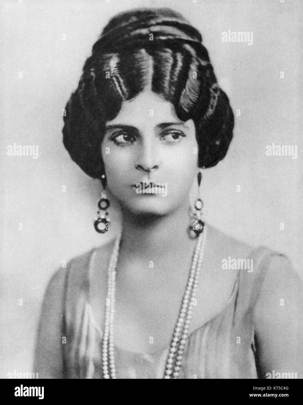 Image promotionnelle du film de 1924 « le tigre blanc » mettant en vedette Priscilla Dean, soulignant son rôle d'artiste de cirque enchevêtrée dans un monde de criminalité. Banque D'Images