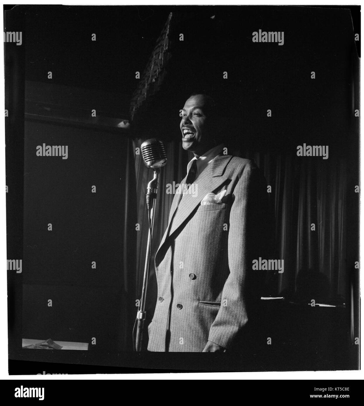 Ce portrait de Billy Eckstine, pris entre 1946 et 1948 à New York, capture le célèbre chanteur jazz et blues. Eckstine était connu pour sa voix distinctive et son influence significative sur la musique de l'époque. Banque D'Images