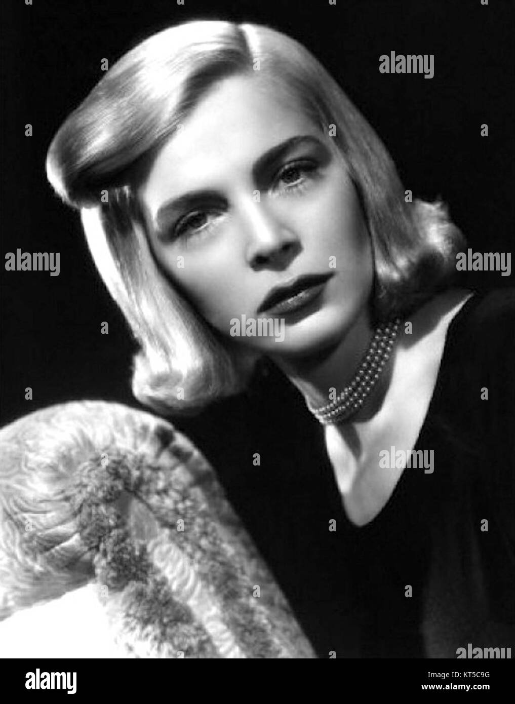 Une publicité toujours tirée du film de 1950 *Paid in Full*, mettant en valeur les acteurs et les efforts promotionnels du film. Le film est un drame criminel qui explore les thèmes de la confiance, de la trahison et des conséquences des activités illégales. Banque D'Images