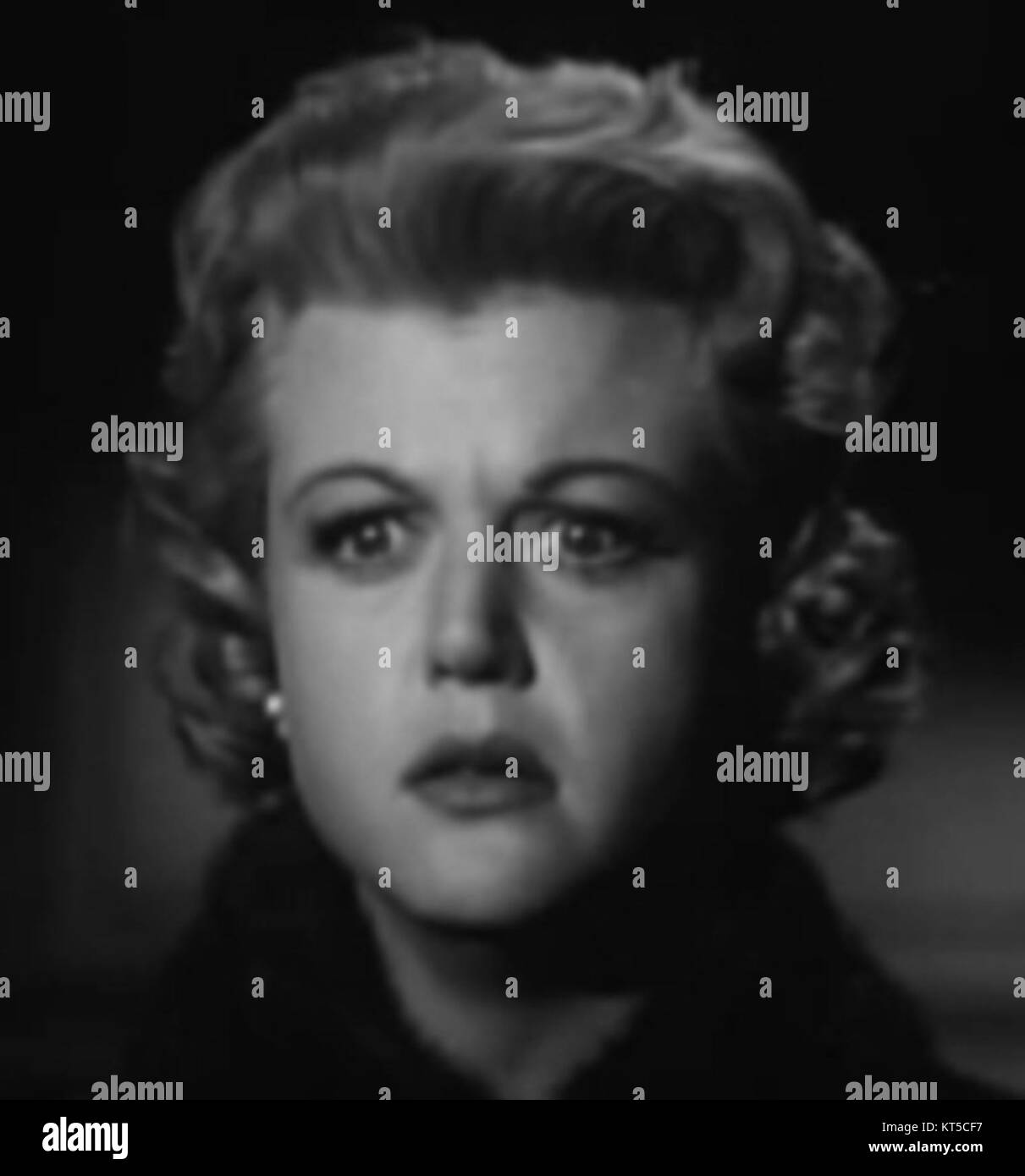 Angela Lansbury joue dans le film criminel de 1956 « Please Murder me », mettant en valeur son habileté à jouer des personnages complexes dans des récits passionnants. Le film explore les thèmes du mystère et de la tromperie dans un cadre suspicieux. Banque D'Images
