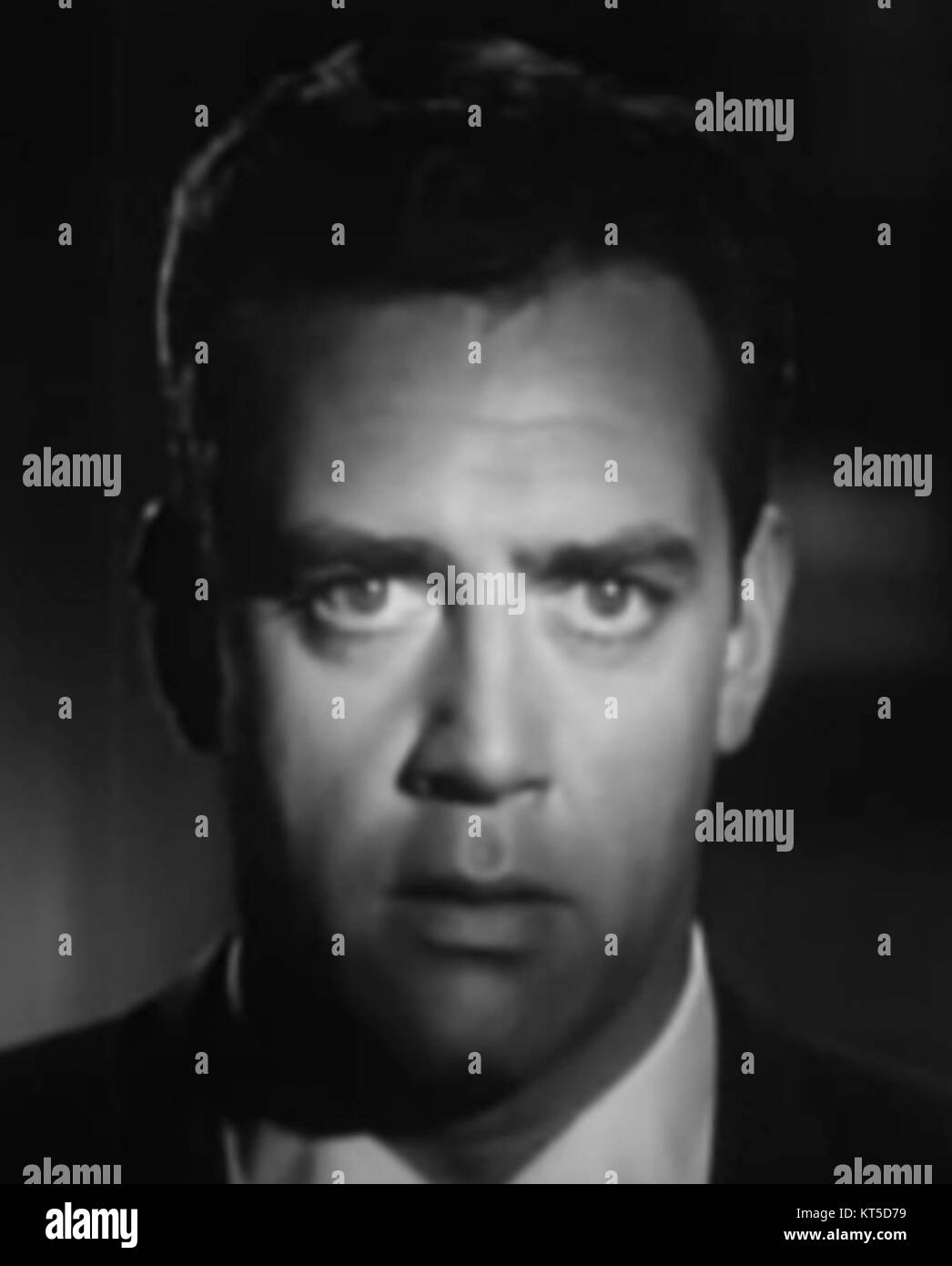 Une image promotionnelle de Raymond Burr dans le film "Please Murder me", soulignant son rôle dans le drame criminel de 1956. Banque D'Images