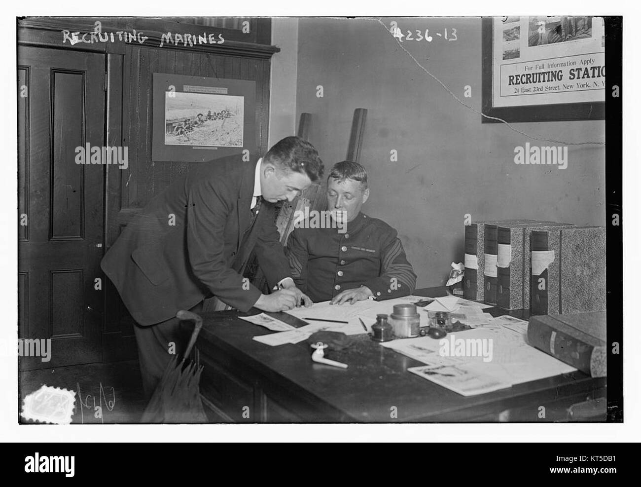 L'image intitulée 'Recruiting Marines' présente une photographie historique d'une affiche ou d'un événement de recrutement du corps des Marines des États-Unis. L'affiche ou la photographie faisait partie des efforts militaires pour enrôler des soldats, en particulier en temps de guerre. Le visuel souligne le rôle du recrutement dans l'histoire militaire, mettant l'accent sur le patriotisme et le service national. Banque D'Images