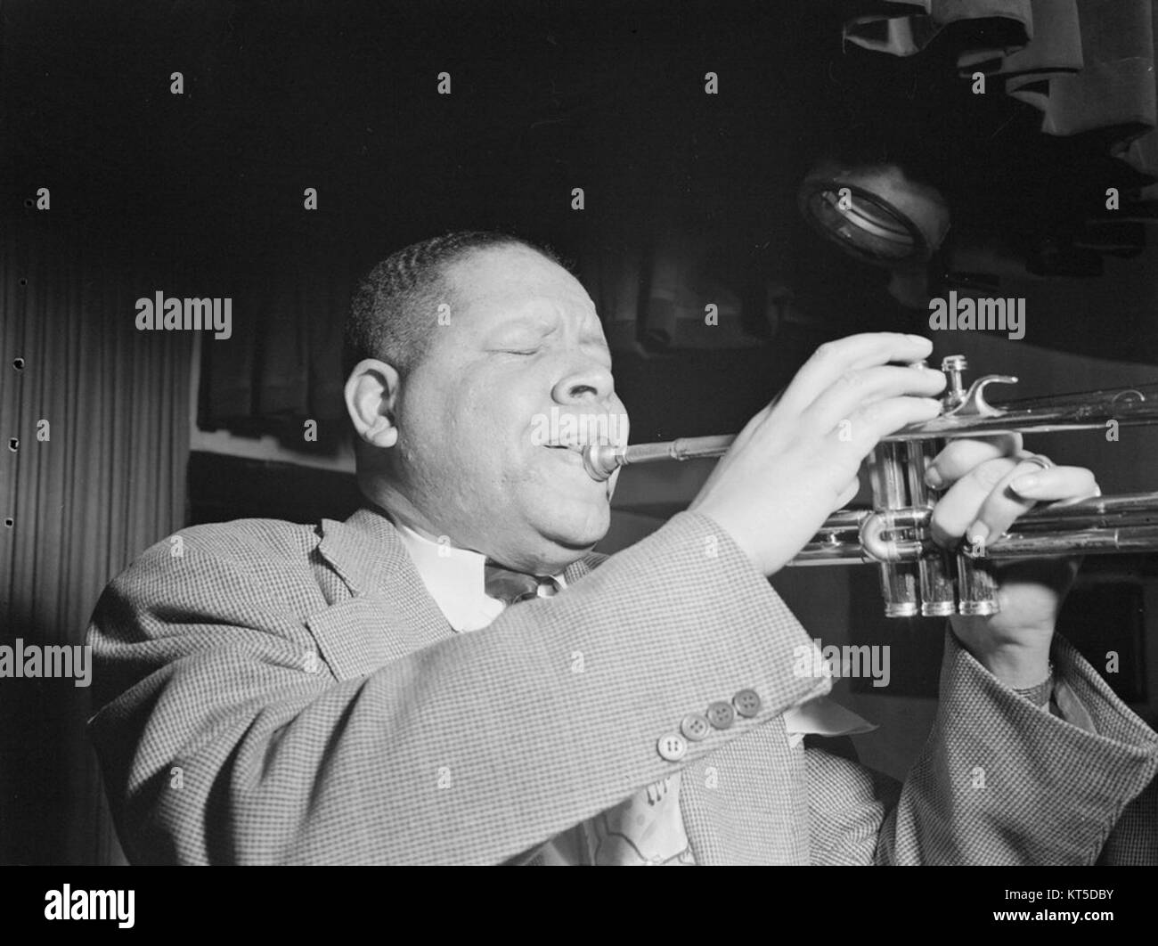 Red Allen fait référence à une personnalité éminente dans le monde de la musique ou de la culture, reconnue pour ses contributions à son domaine, avec une influence notable. Banque D'Images