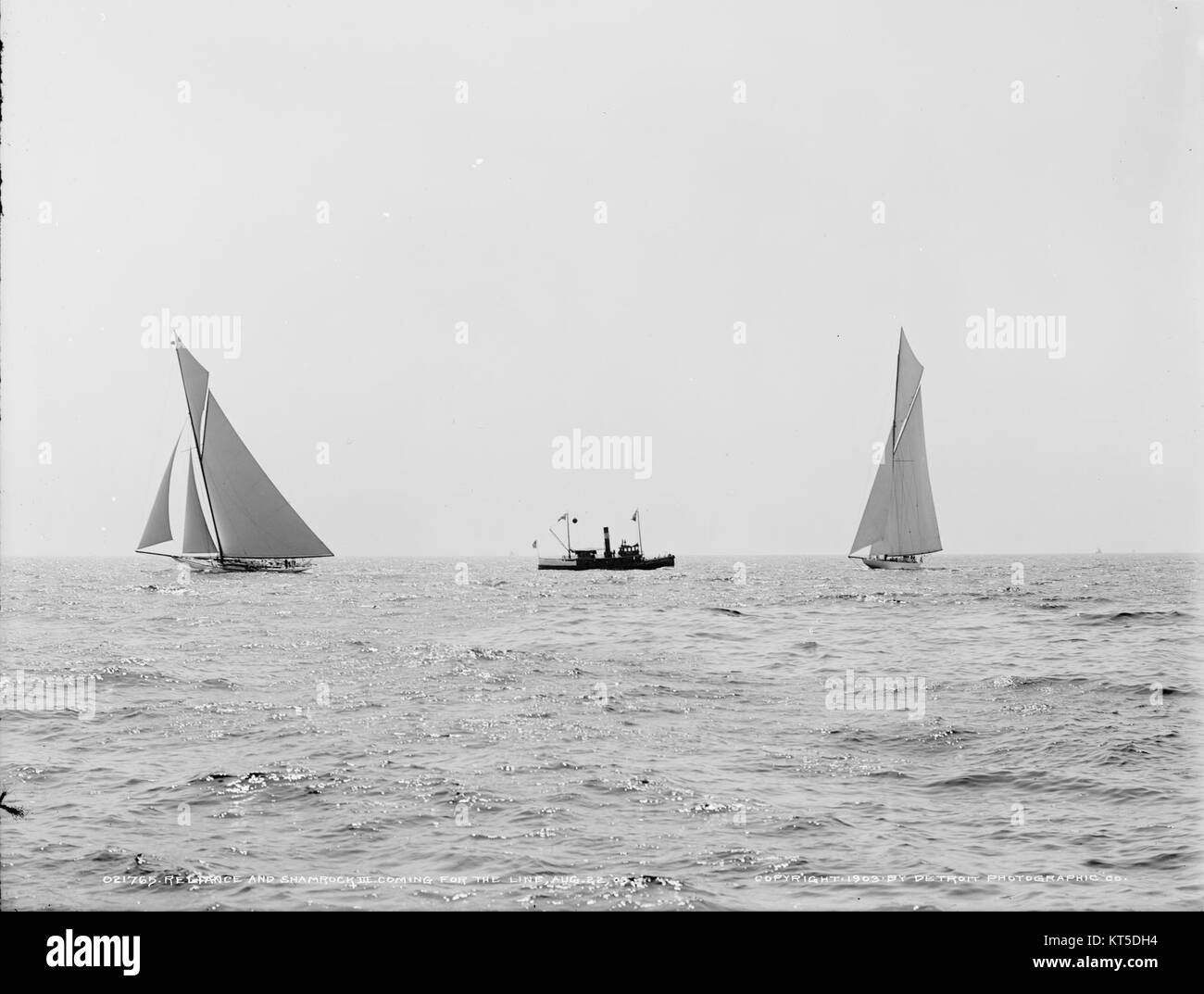 Reliance et Shamrock III étaient deux yachts renommés qui ont participé à la Coupe de l'America, présentant l'ingénierie avancée et la technologie de voile de leurs époques respectives. Banque D'Images