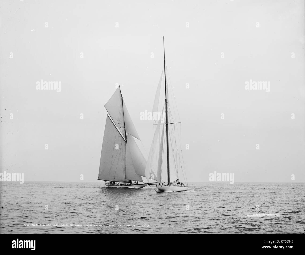 Reliance & Shamrock III étaient deux célèbres bateaux de course de yachts qui ont participé à la Coupe de l'America de la fin du XIXe siècle. Ils faisaient partie de la première ère de la compétition, représentant l'innovation technologique et les compétences nautiques. Banque D'Images