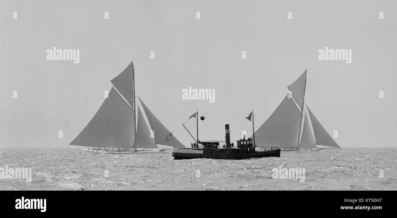 Le Reliance et le Shamrock III sont deux yachts classiques associés à l'histoire des courses de yachts. Reliance était un candidat américain à la Coupe de l'America, et Shamrock III était un challenger britannique. Les deux bateaux représentent le sommet du design et de la navigation compétitive de leurs époques respectives. Banque D'Images