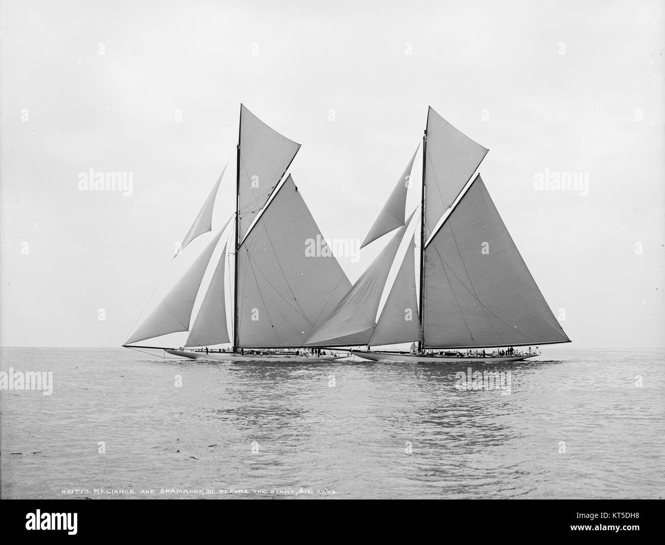 Reliance et Shamrock III étaient deux yachts emblématiques qui ont participé à la Coupe de l'America, une prestigieuse course à voile. Reliance, un concurrent américain, était connu pour sa conception avancée et sa vitesse, tandis que Shamrock III représentait le défi britannique. Ces bateaux symbolisent l'innovation du début du XXe siècle dans la navigation de compétition. Banque D'Images