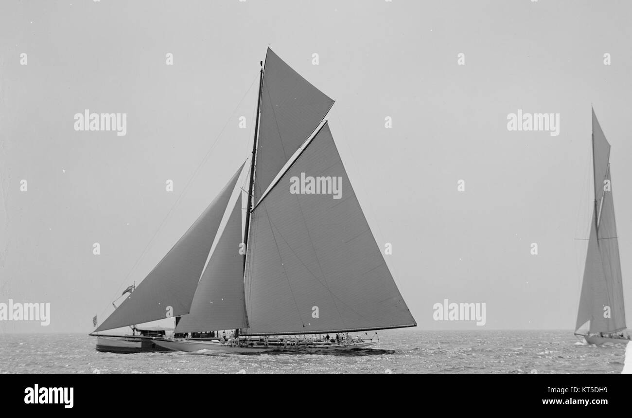 Reliance & Shamrock III sont deux yachts célèbres qui ont participé à la Coupe de l'America. Shamrock III, représentant le Royaume-Uni, a fait face à Reliance, représentant les États-Unis, dans la course de 1903. La course a marqué un moment important dans l'histoire des courses de yachts. Banque D'Images