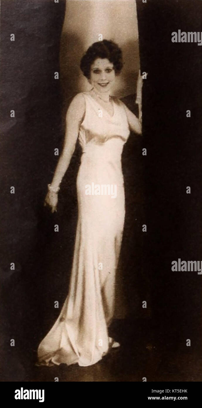 Annette Hanshaw était une célèbre chanteuse et actrice américaine, souvent photographiée au cours de sa carrière de mannequin. Connue pour sa voix distinctive, elle gagne en popularité dans les années 1920 et 1930, avec son image associée aux époques jazz et blues. Banque D'Images