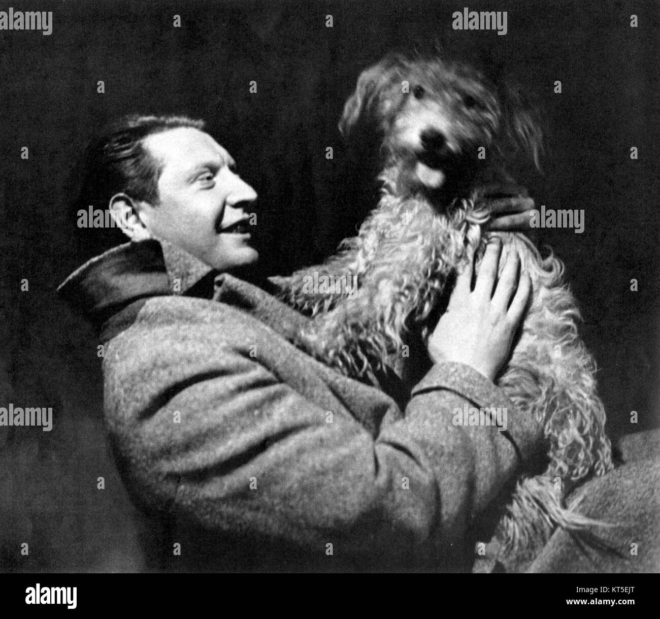 Roger Livesey apparaît dans la production scénique de 1937 de 'Storm Over Patsy'. Cette pièce, qui se déroule dans les années 1930, explore les thèmes de la lutte personnelle et des conflits. Banque D'Images