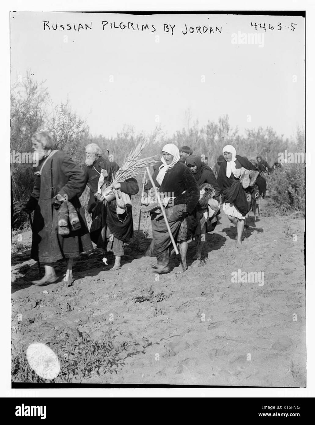 Russian Pilgrims by Jordan est une œuvre d'art représentant des pèlerins russes. L'image capture la tenue traditionnelle et le voyage spirituel des pèlerins dans un contexte historique. Banque D'Images