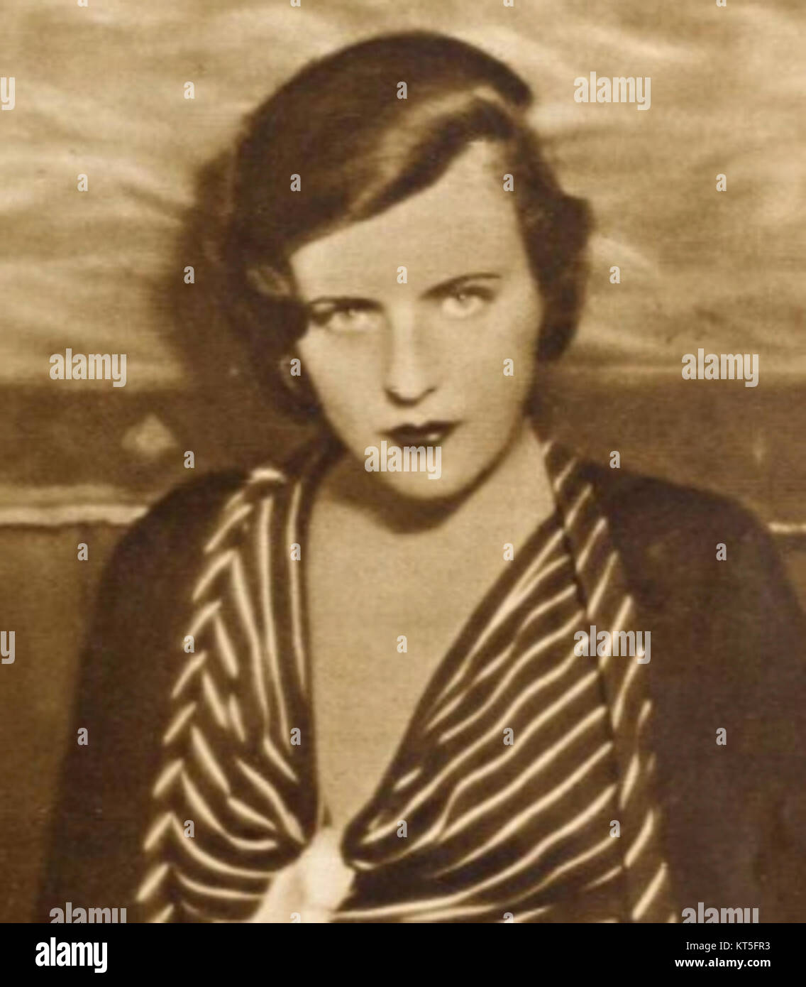 Ruth Chatterton était une actrice et chanteuse américaine populaire, connue pour ses rôles dans le cinéma et les spectacles sur scène au début du XXe siècle. Elle a gagné la renommée pour sa forte présence et sa polyvalence dans le théâtre et la comédie. Banque D'Images