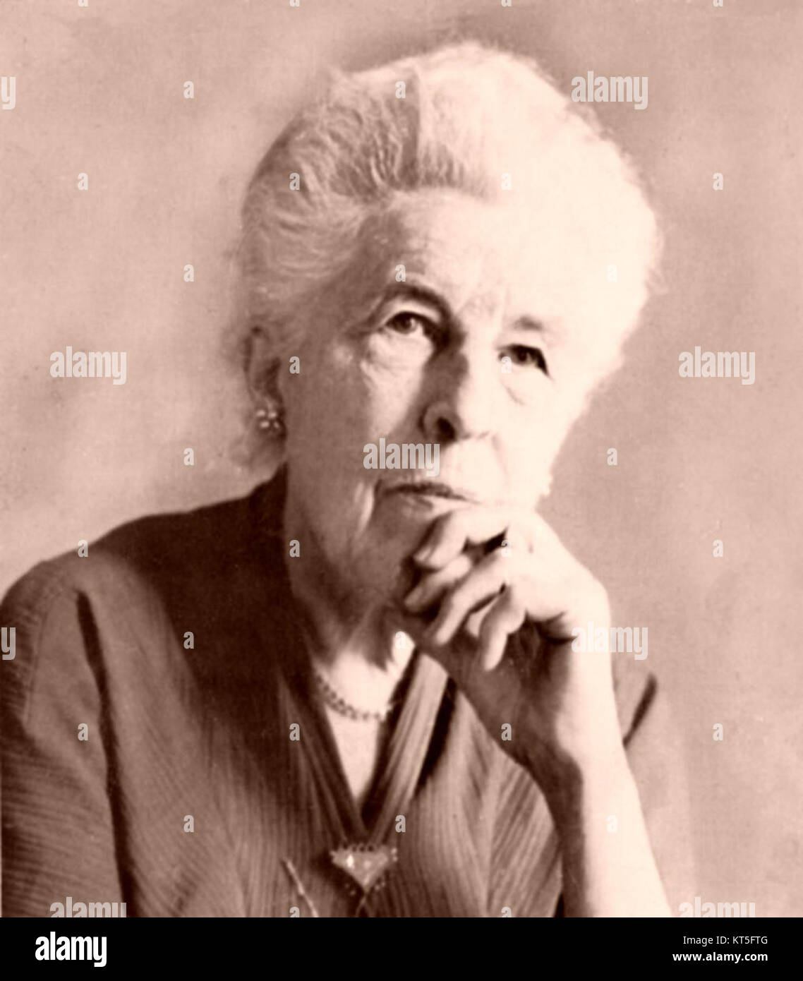 Ruth Stout était une experte américaine en jardinage, connue pour promouvoir une méthode de jardinage sans creusement. Son approche a révolutionné les pratiques de jardinage et influencé les techniques de jardinage écologiques. Banque D'Images