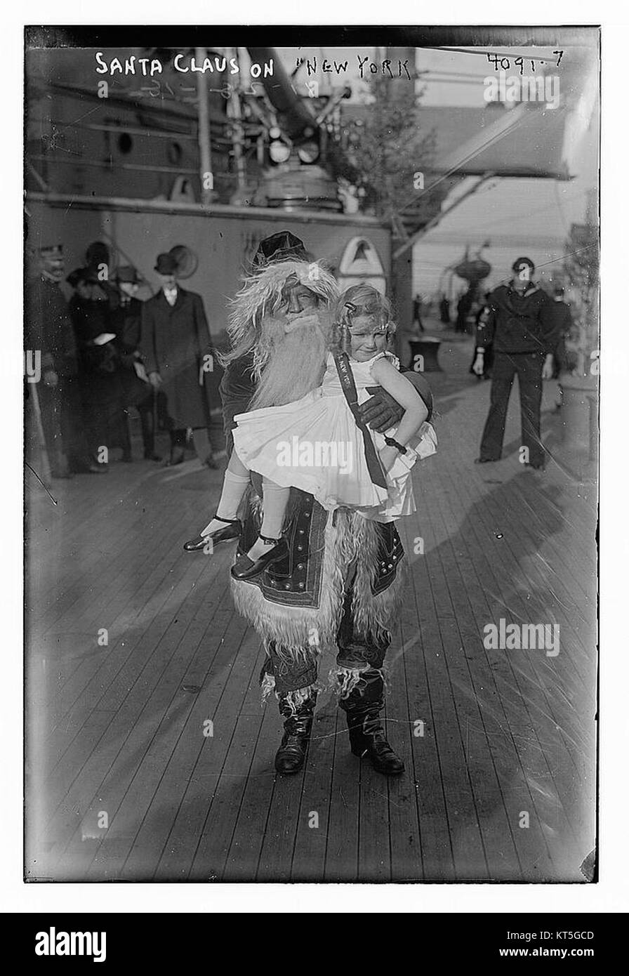 Cette image du Père Noël à New York capture un moment festif, mettant en valeur l’esprit des fêtes dans l’une des villes les plus emblématiques du monde pendant la période de Noël. Banque D'Images