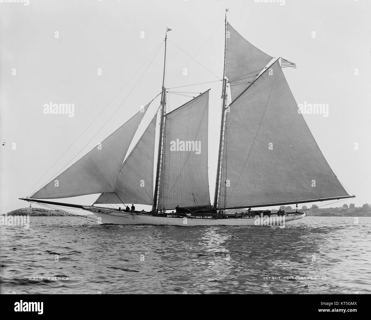 Schooner America fait référence au voilier historique, réputé pour avoir remporté la première Coupe de l'America en 1851. Il a joué un rôle important dans l'histoire du yachting et de la voile de compétition. Banque D'Images