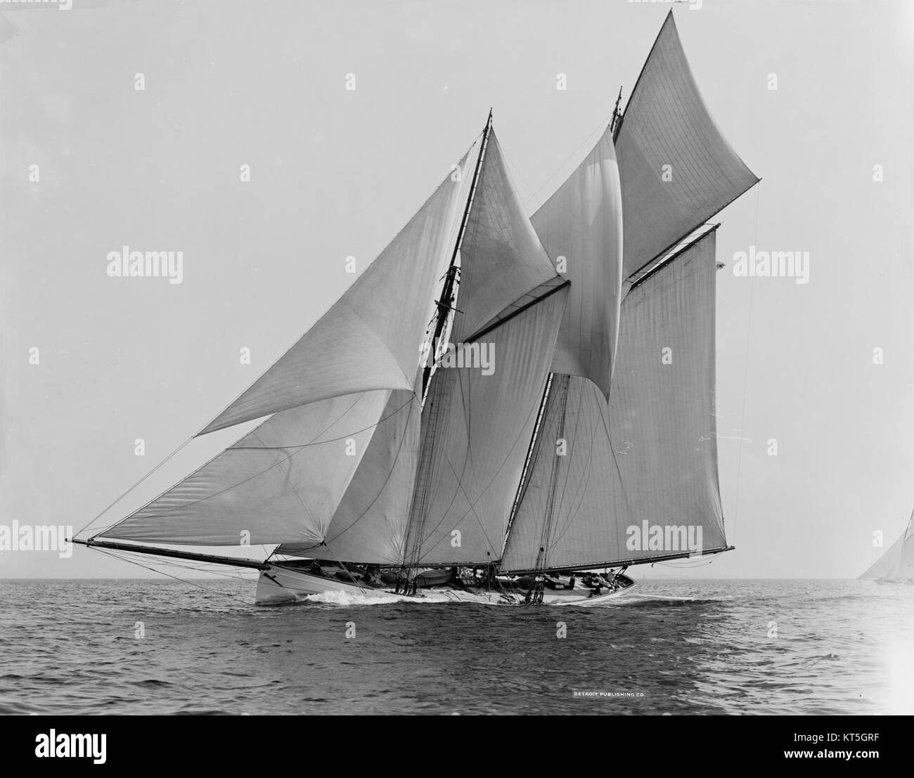 Le Schooner Mayflower est un voilier historique, remarquable pour son rôle dans l'histoire maritime. Cette image met en valeur le navire alors qu'il navigue, reflétant son importance dans l'histoire américaine en tant qu'élément de l'héritage maritime. Banque D'Images