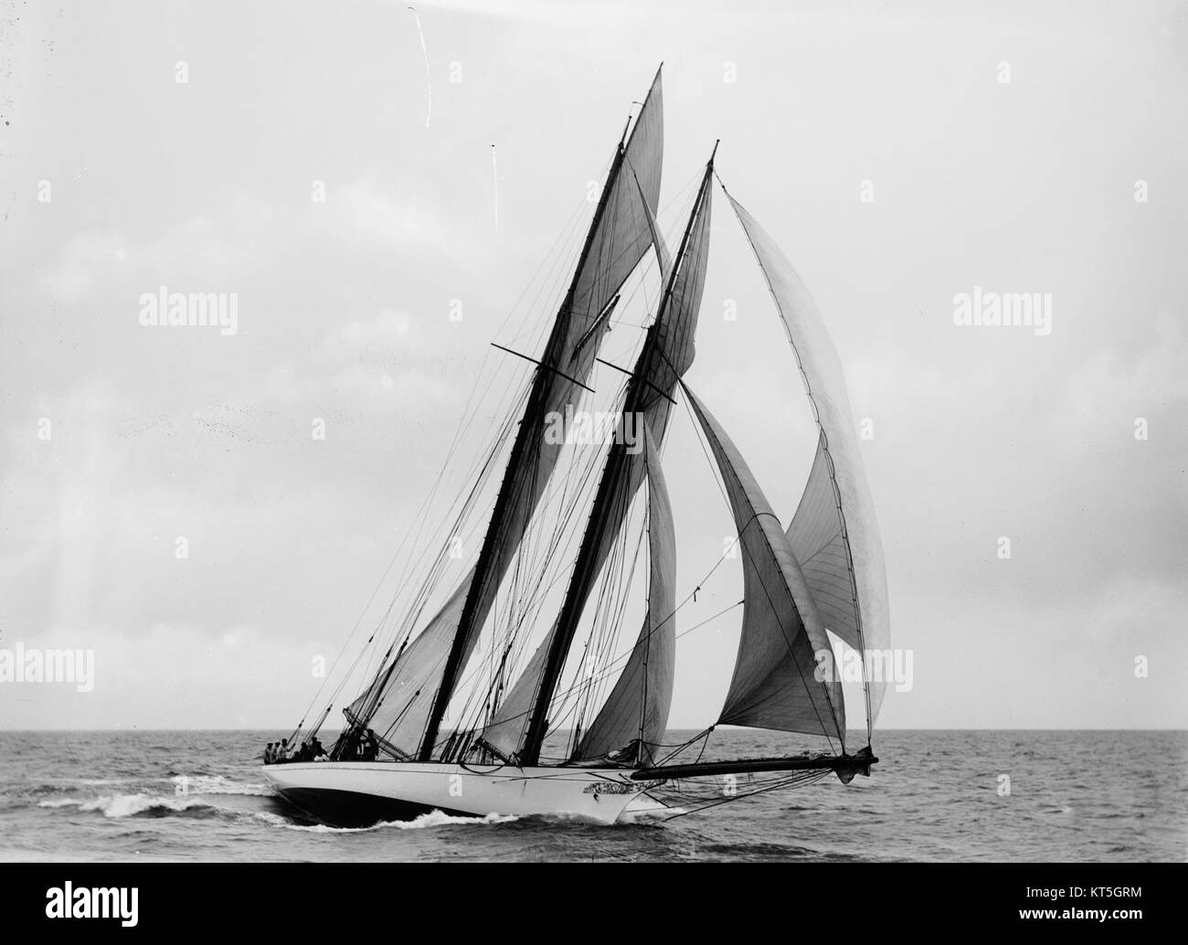 Le Schooner Shamrock-2, un navire à voile historiquement important, est connu pour sa conception et son utilisation dans le yachting compétitif au début du XXe siècle. Il a joué un rôle de premier plan dans des courses comme la Coupe de l'America. Banque D'Images