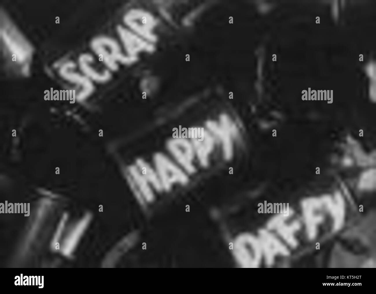 ScrapHappyDaffy est une référence à une bande dessinée ou une œuvre mettant en vedette le personnage de Daffy Duck. Connu pour son contenu comique et parfois satirique, il met en valeur le caractère ludique du personnage. Banque D'Images