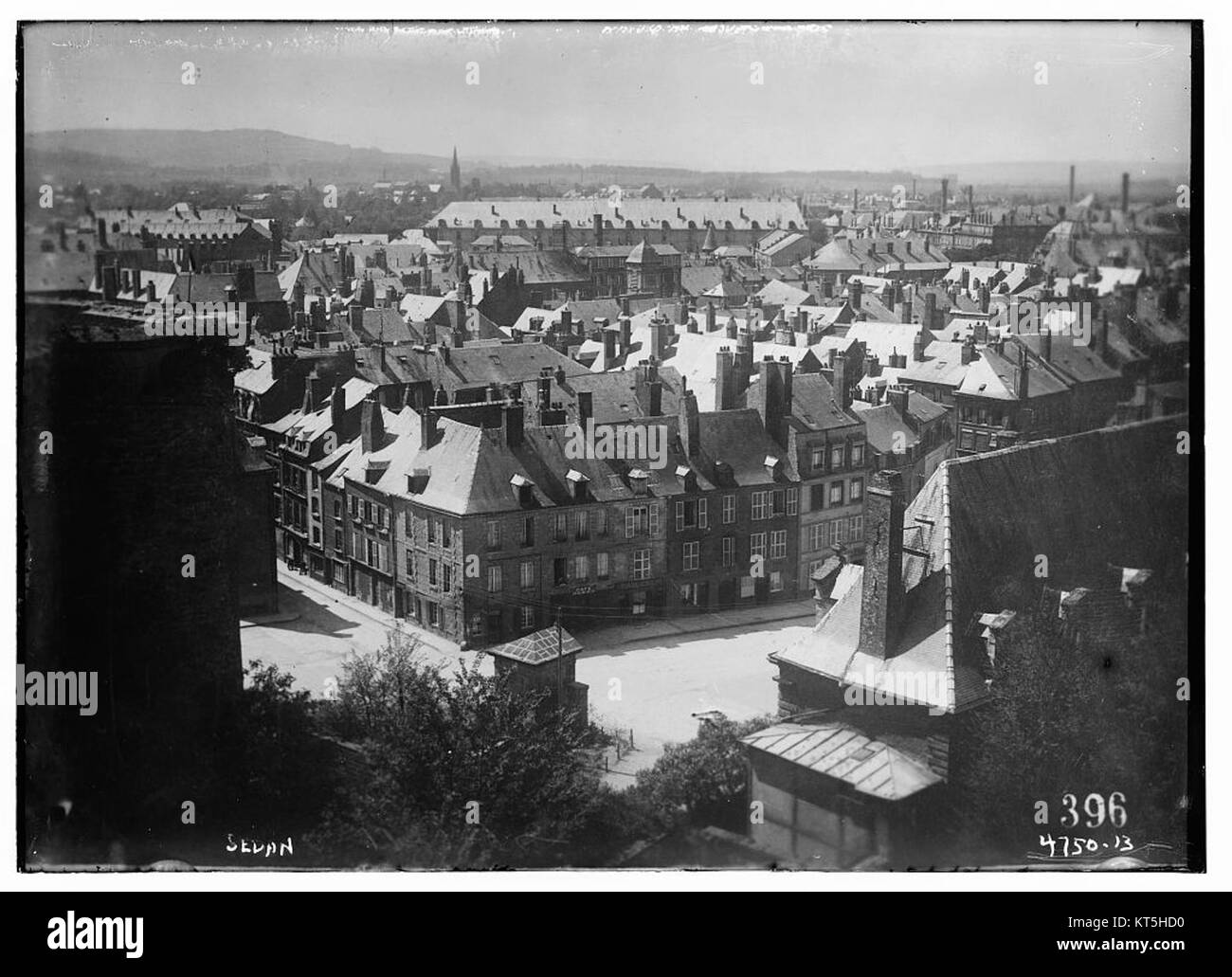 L'image montre Sedan, une ville du nord-est de la France connue pour son importance historique. Il est particulièrement reconnu pour son rôle dans la bataille de Sedan pendant la guerre franco-prussienne de 1870. Banque D'Images