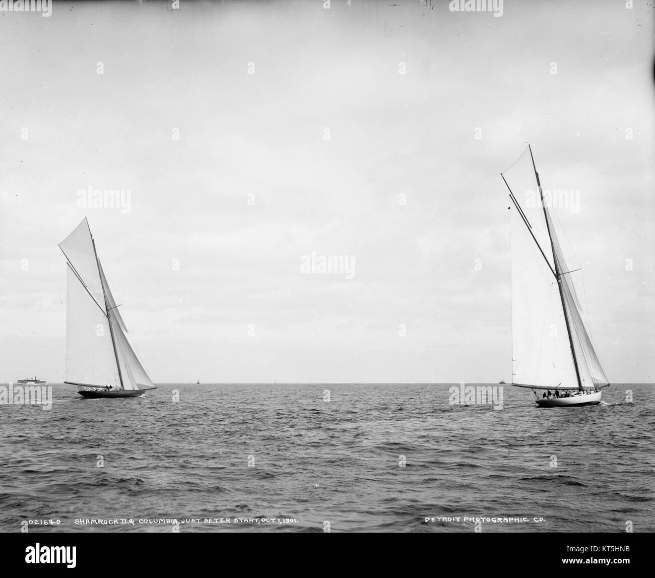Shamrock II & Columbia fait référence à deux yachts remarquables connus pour leur participation aux courses de la Coupe de l'America. Shamrock II était un challenger britannique dans la Coupe de l'America 1930, tandis que Columbia était un défenseur américain dans les années 1930, les deux représentant des réalisations significatives dans l'histoire des courses de yachts. Banque D'Images