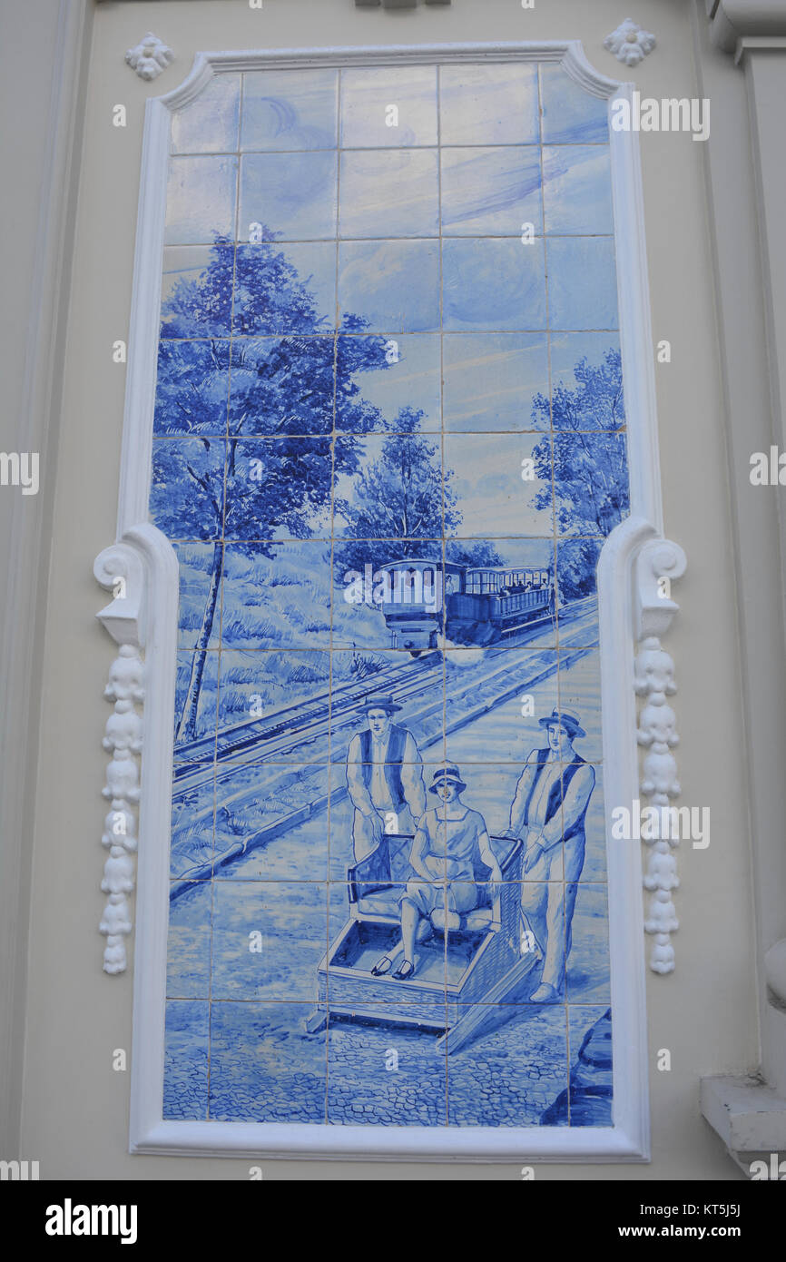 La célèbre piste de traîneau en osier illustré à carreaux bleus peints à la main, ou des azulejos, sur la façade de l'Hôtel Ritz, Funchal, Madeira, Portugal Banque D'Images