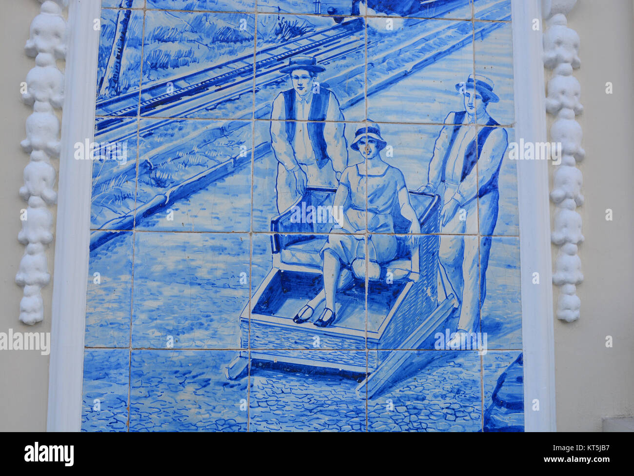 La célèbre piste de traîneau en osier illustré à carreaux bleus peints à la main, ou des azulejos, sur la façade de l'Hôtel Ritz, Funchal, Madeira, Portugal Banque D'Images