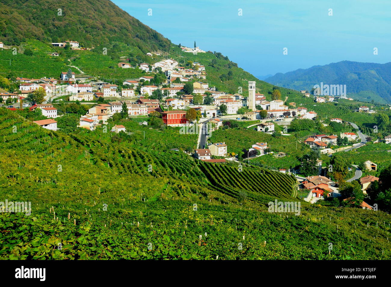 La belle colline ville de Valdobbiadene Italie dans la région de Trevisio. Banque D'Images