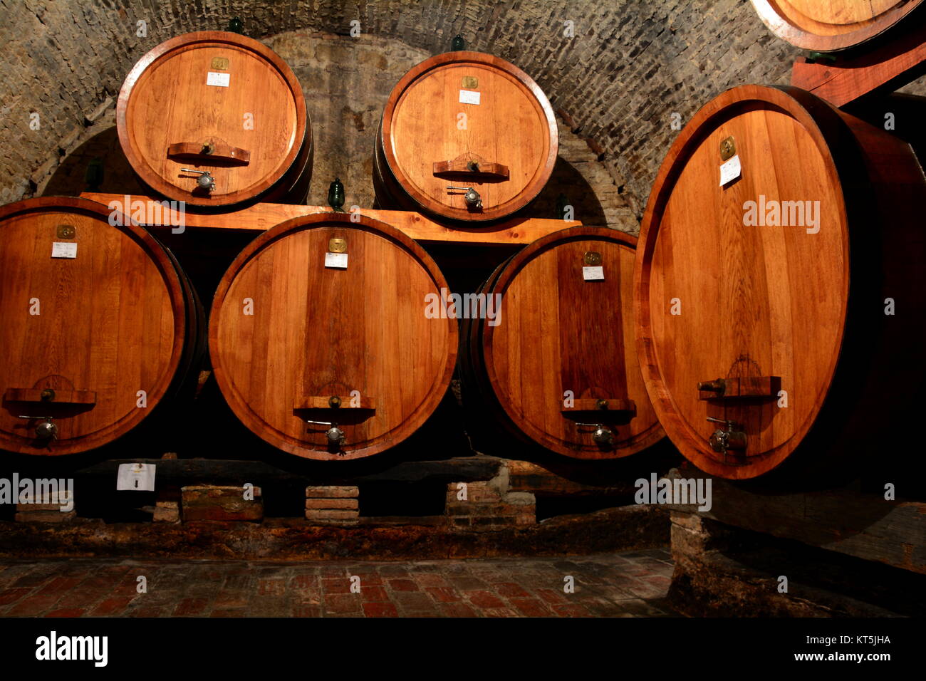 Des barils remplis de vin vin Brunello à Montepulciano Italie en Toscane.1 Banque D'Images