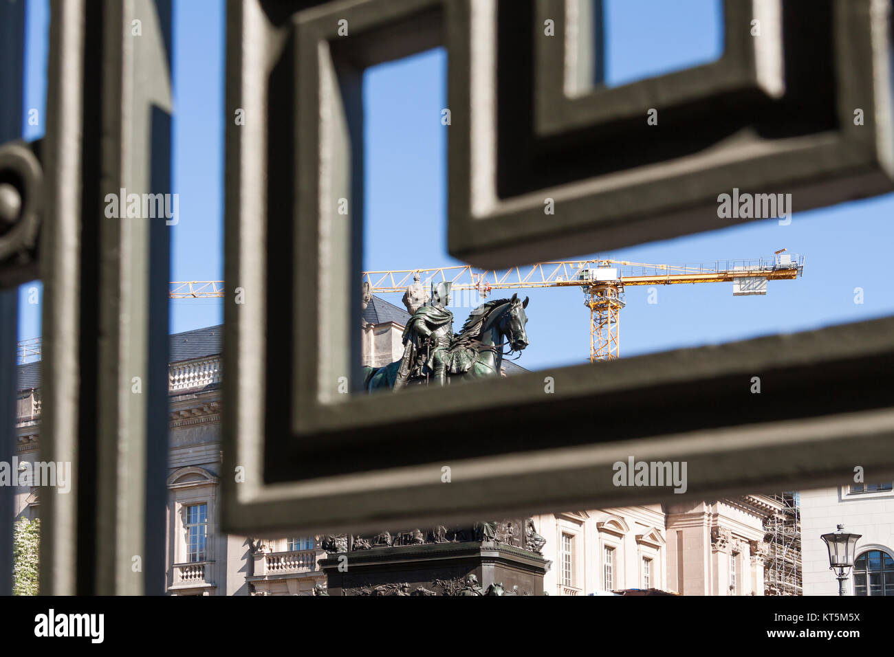 Friedrich der Große als Reiterstandbild blickt auf die Bautätigkeiten à Berlin Banque D'Images