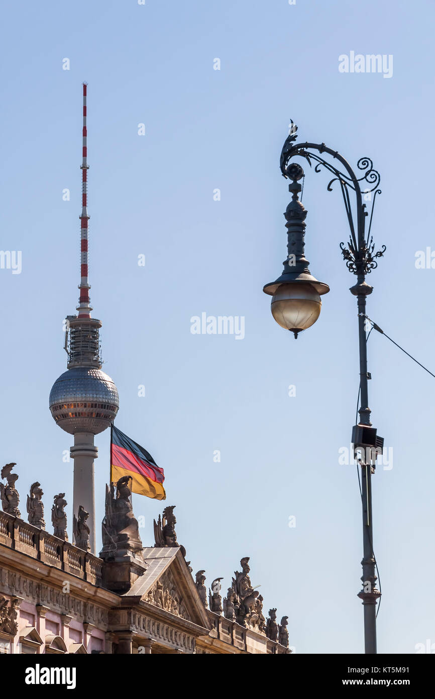 Mit dem Innenstadtpanorama Berliner Zeughaus, dem Berliner Fernsehturm und einem Schupmann-Kandelaber Banque D'Images
