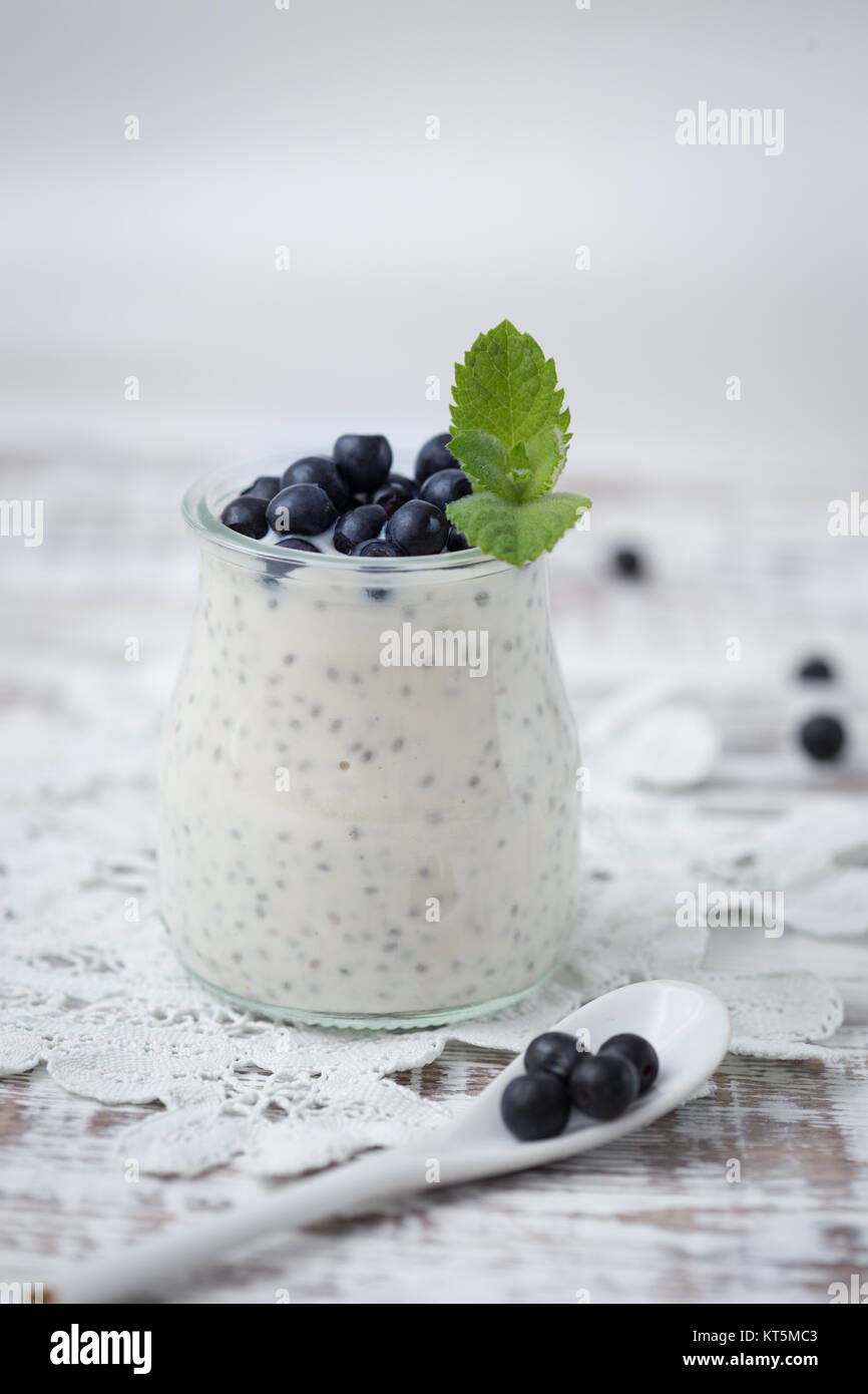 Petit-déjeuner sain ou collation du matin avec chia seeds pouding à la vanille et bleuet. La nourriture végétarienne, concept de l'alimentation et de la santé Banque D'Images