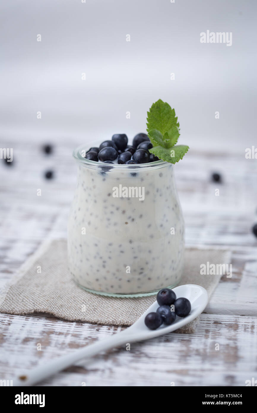 Petit-déjeuner sain ou collation du matin avec chia seeds pouding à la vanille et bleuet. La nourriture végétarienne, concept de l'alimentation et de la santé Banque D'Images