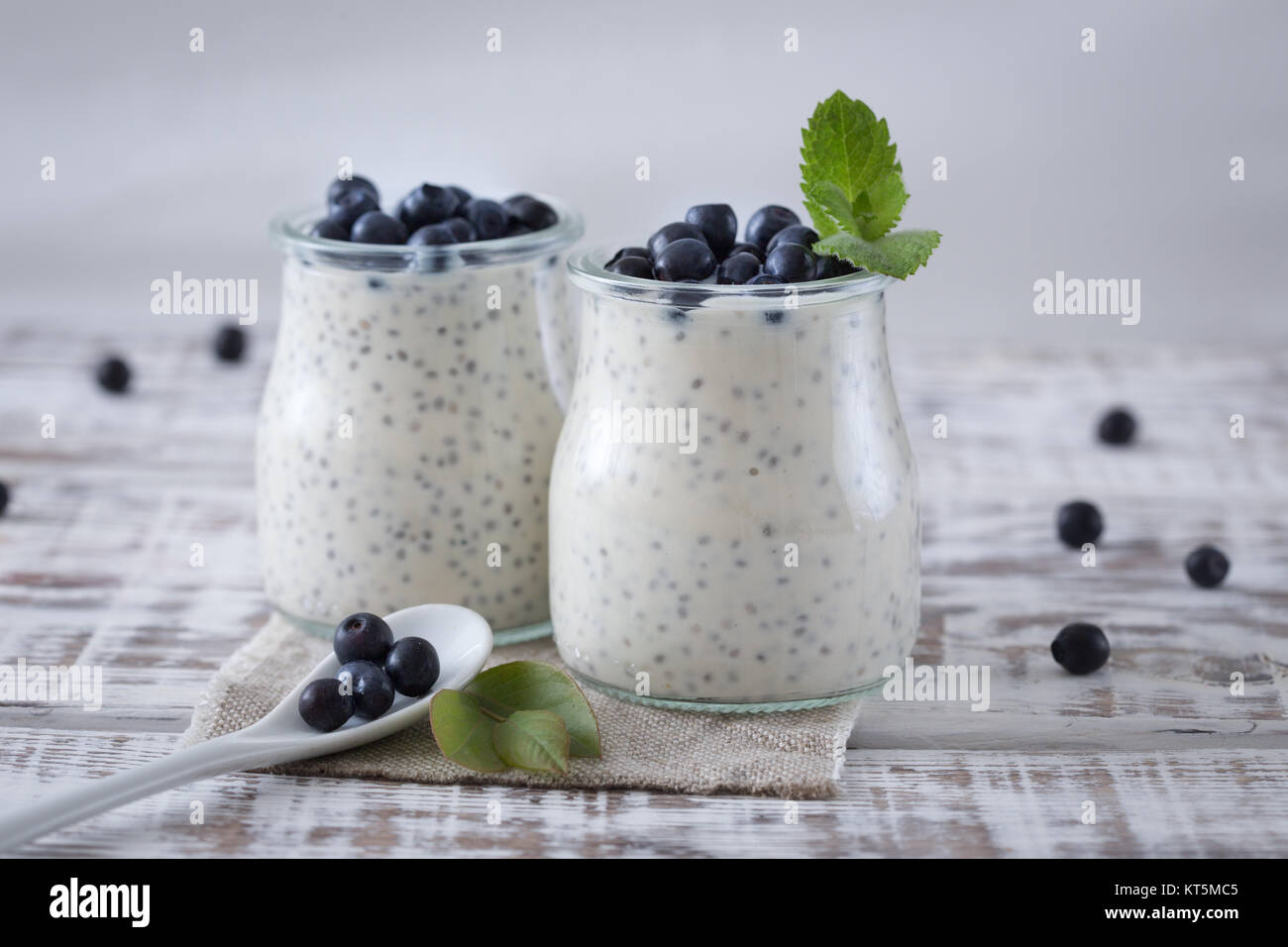 Petit-déjeuner sain ou collation du matin avec chia seeds pouding à la vanille et bleuet. La nourriture végétarienne, concept de l'alimentation et de la santé Banque D'Images