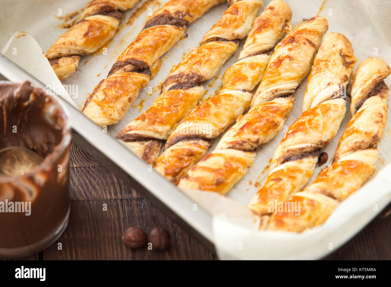 Des Gateaux Pate Feuilletee Pate Au Chocolat Avec Du Chocolat Gateaux Torsades Photo Stock Alamy Des Gateaux Pate Feuilletee Pate Au Chocolat Avec Du Chocolat Gateaux Torsades Photo Stock Alamy
