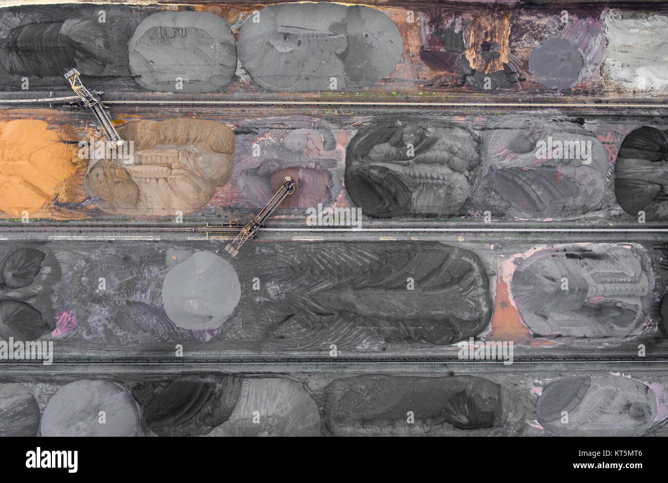 La surface de stockage des mines, l'exploitation minière et de lignite dans différentes couleurs. Vue de dessus. Contexte industriel. Banque D'Images