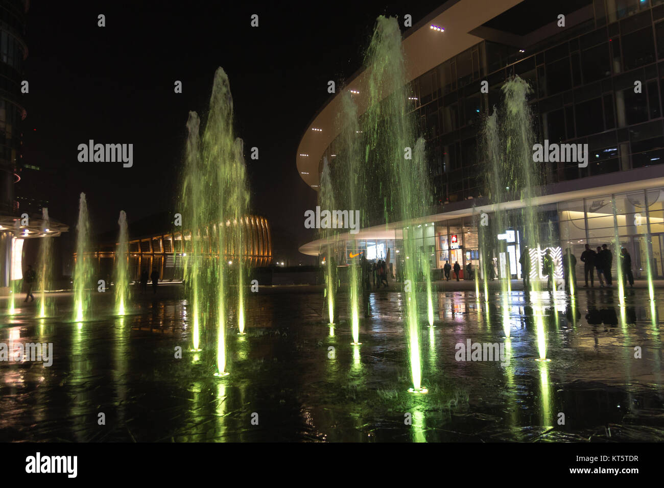 MILAN, ITALIE - 30 octobre 2016 : financial district Vue de nuit. L'eau des fontaines illuminées. Les gratte-ciel modernes dans Gae Aulenti square. La banque Unicredit à Banque D'Images