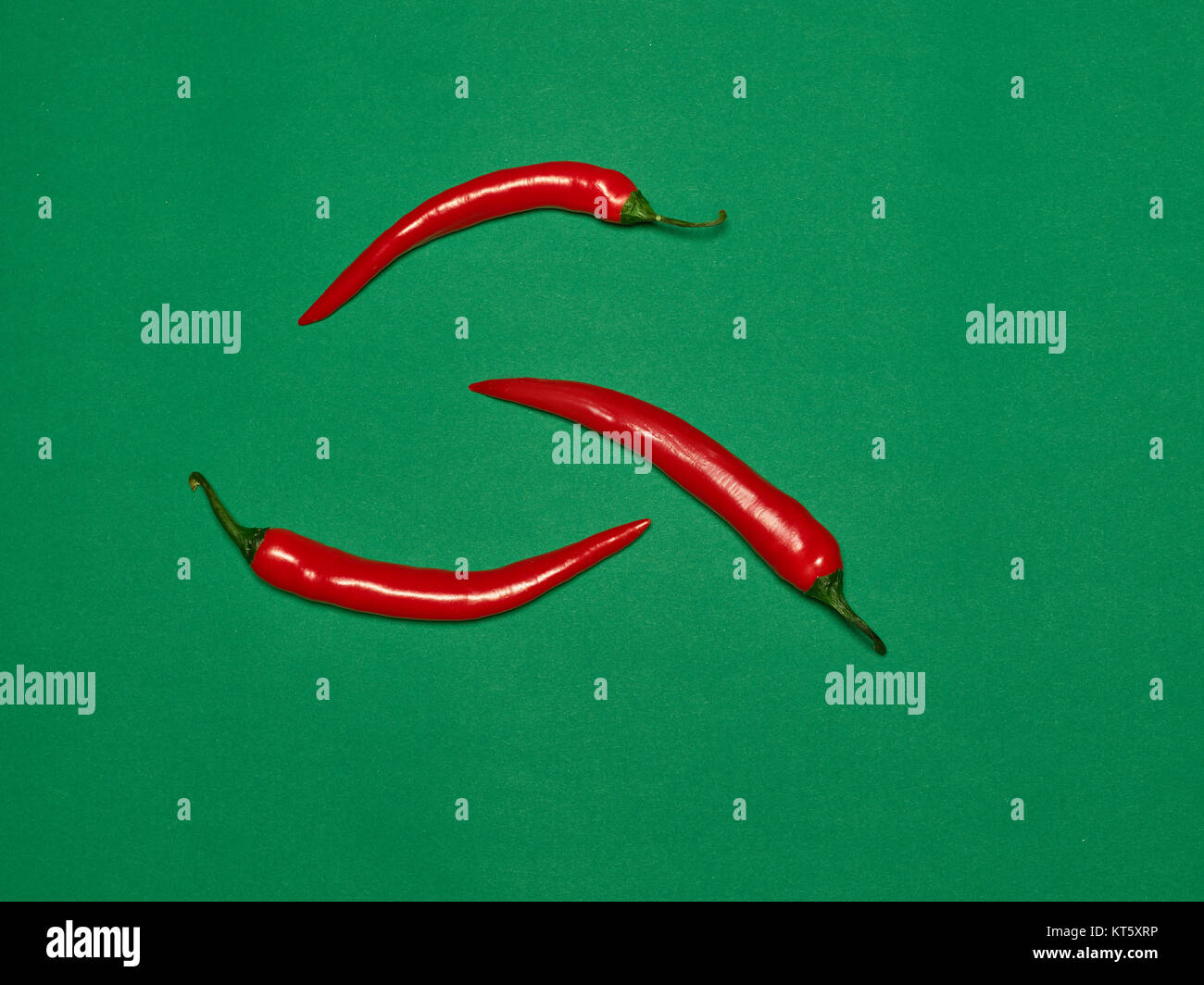 Piment amer et le paprika sur fond vert. Banque D'Images Piment amer et le paprika sur fond vert. Banque D'Images