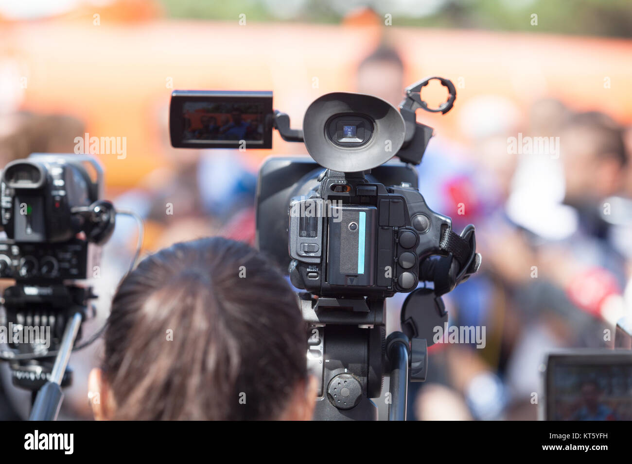 Filmer un événement avec une caméra vidéo. Conférence de presse. Banque D'Images