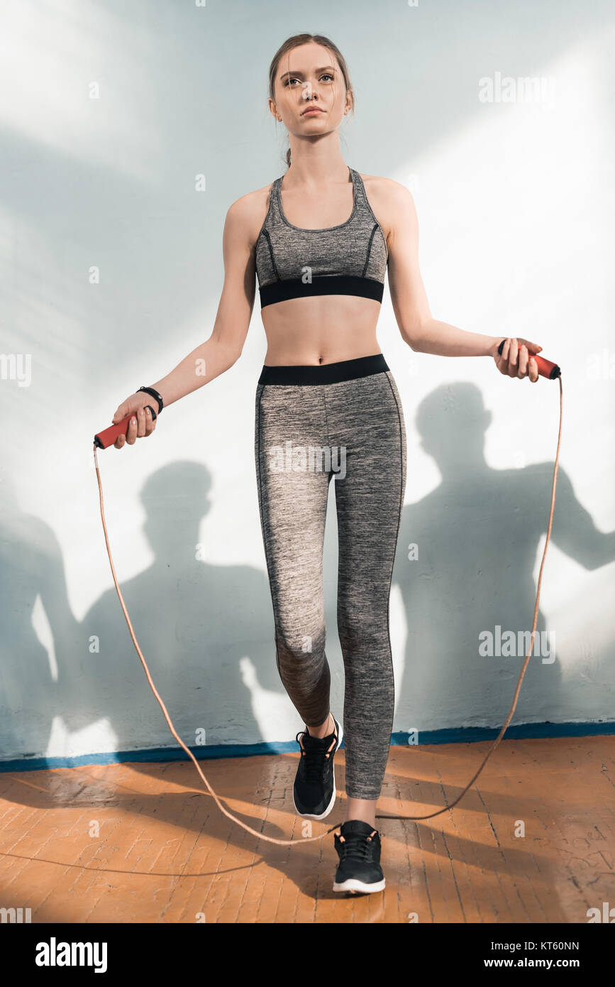 Jeune femme sportive dans l'exercice de sport avec la corde à sauter Photo  Stock - Alamy