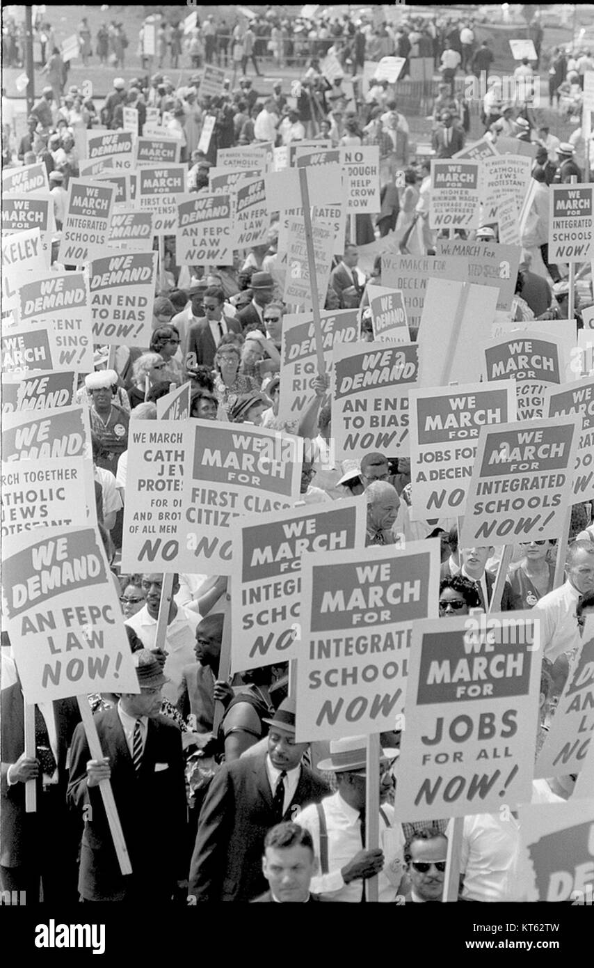 Les signes pendant la Marche sur Washington pour l'emploi et la liberté en 1963 représentent la pression de movementâ pour les droits civils en faveur de l'égalité raciale, des droits en matière d'emploi et de la justice sociale aux États-Unis. L'événement a été un moment marquant dans l'histoire américaine. Banque D'Images