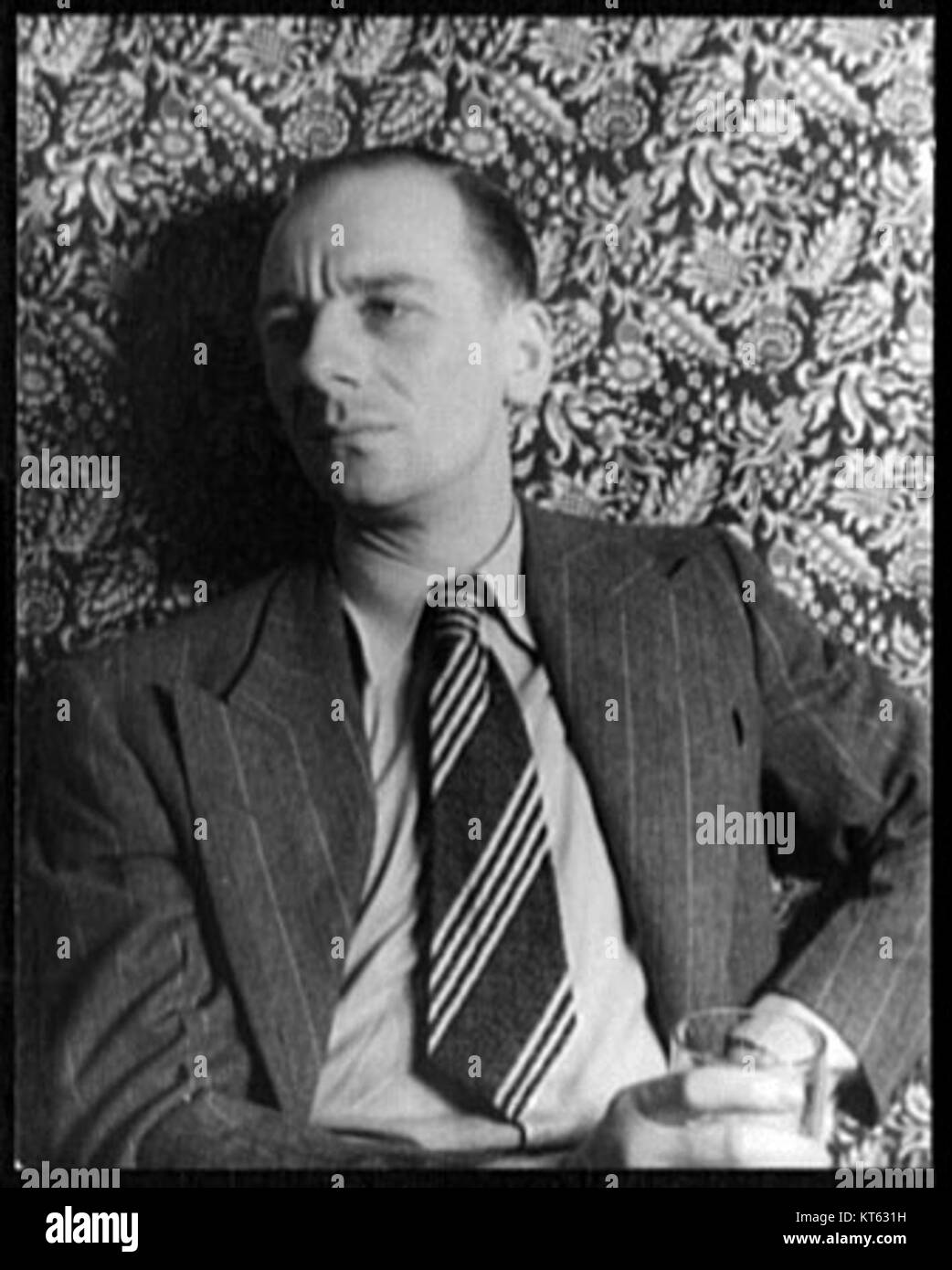 Sir John Gielgud était un acteur, réalisateur et dramaturge anglais. Il était renommé pour sa longue carrière dans le théâtre et le cinéma, connu pour sa voix distinctive et ses compétences théâtrales. L'héritage de Gielgud dans les arts reste influent tant dans le théâtre britannique que mondial. Banque D'Images