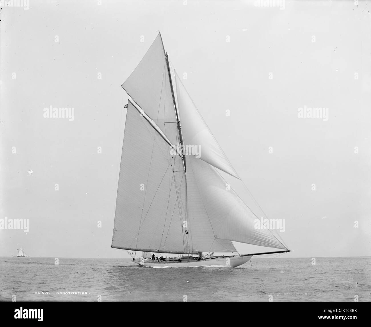 Le Sloop Constitution est un navire à voile historique, connu pour son rôle dans l'histoire navale. Ce navire est réputé pour sa conception, son endurance et son importance historique dans l'histoire maritime américaine. Banque D'Images